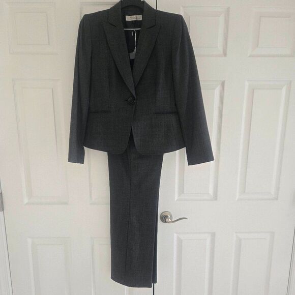 Tahari suit (2 piece) - Picture 1 of 5